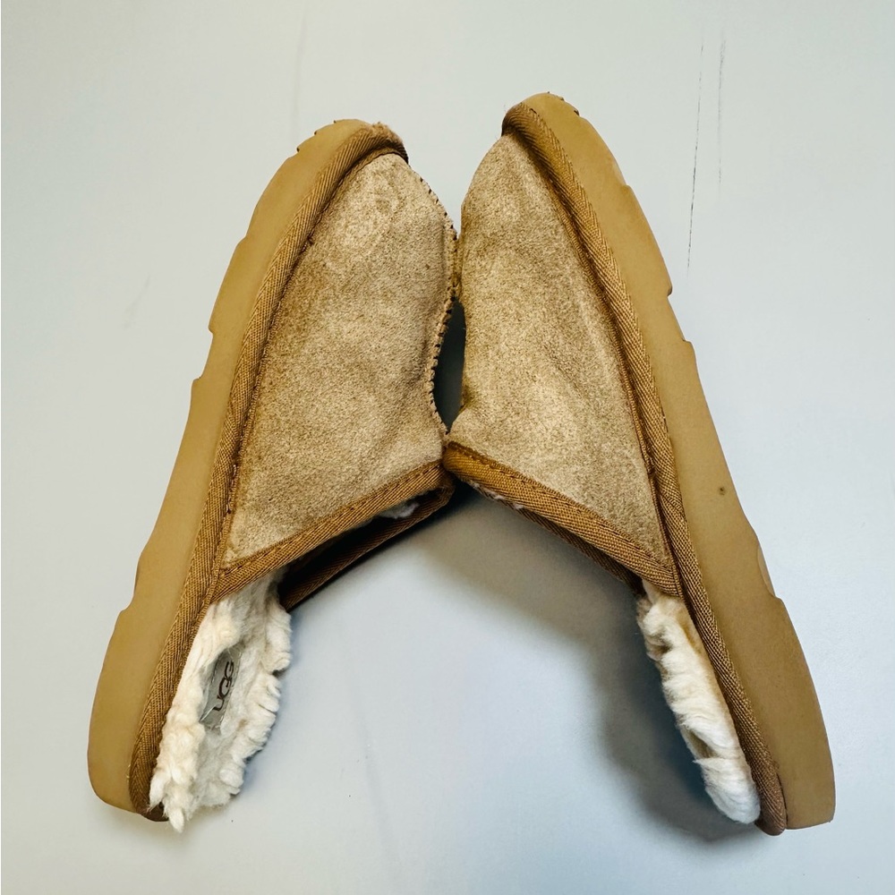 Kids size 4 Ugg slip on shoes - Picture 3 of 5